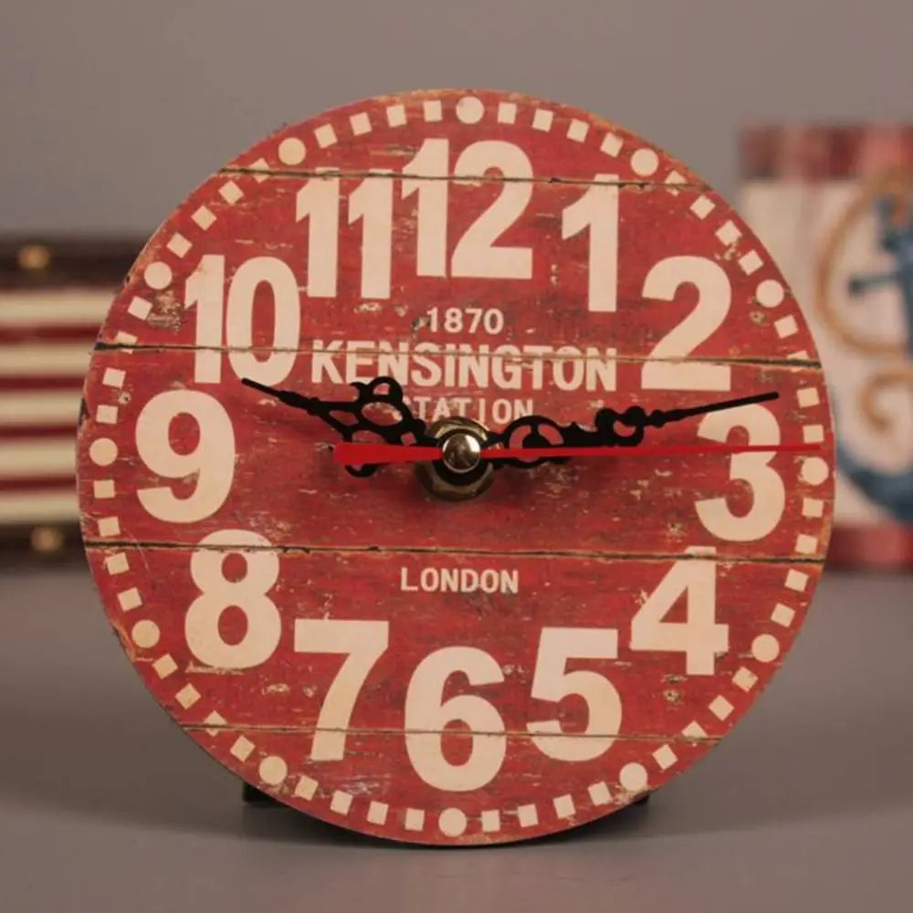 Horloge murale style européen couleur violet dans un salon