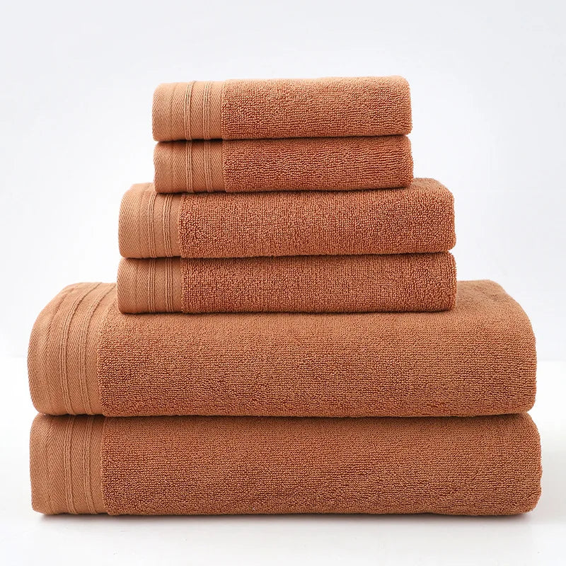Pile de serviettes de bain grises dans une salle de bain moderne