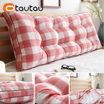 Coussin de lit rectangulaire sur un siège en bois