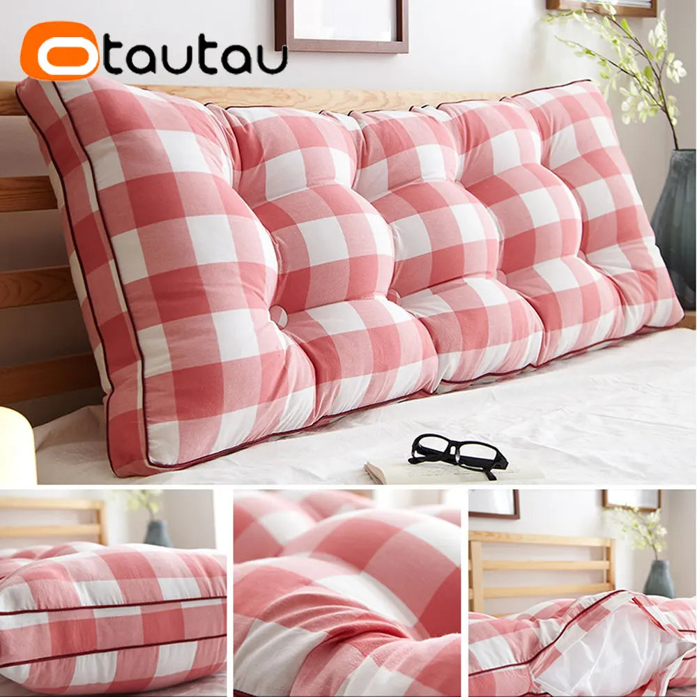 Coussin de lit rectangulaire sur un siège en bois