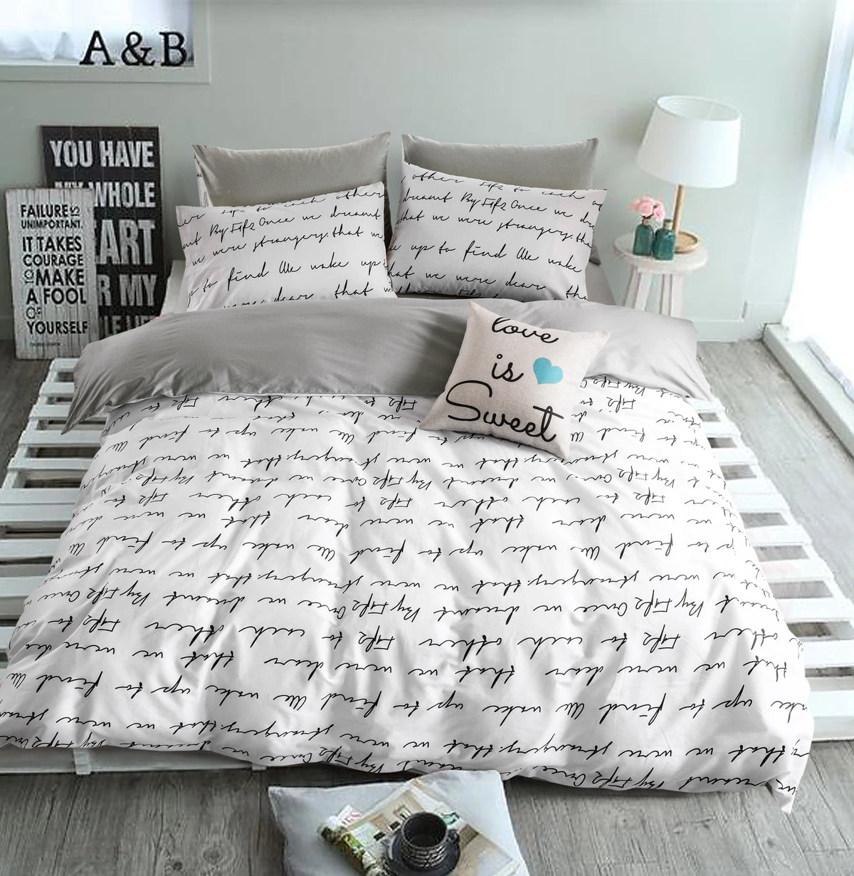 Chambre décorée avec housse de couette grise et accessoires neutres