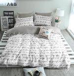 Chambre décorée avec housse de couette grise et accessoires neutres