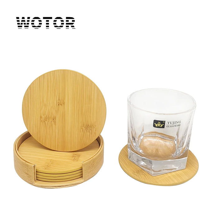 Ensemble de sous-verres ronds en bambou, avec un verre à cocktail en cristal posé sur l'un des sous-verres.