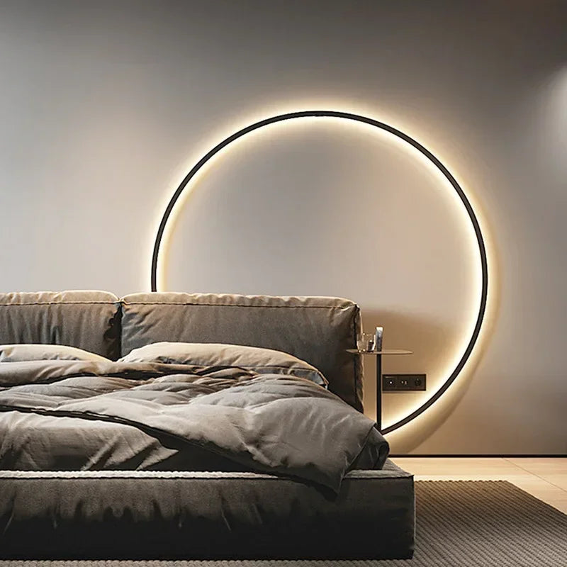 Détail de l'applique murale en cercle noir avec lumière chaude