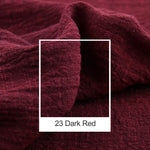 Un drapé élégant et soyeux de couleur rouge foncé remplit l'image, créant une ambiance moelleuse et sophistiquée.