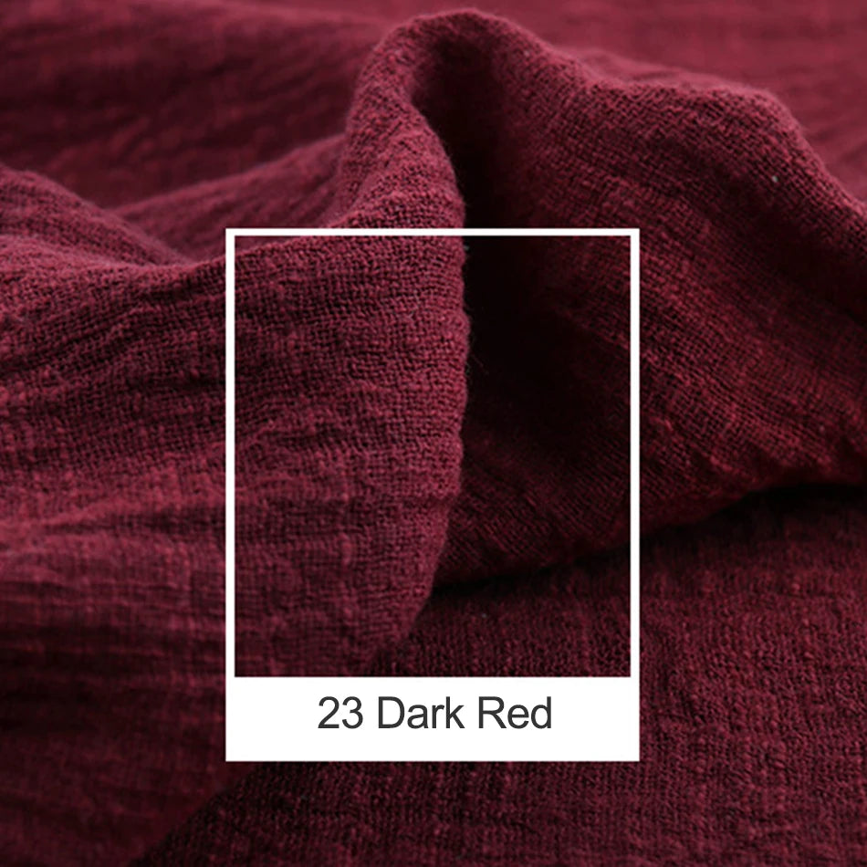 Un drapé élégant et soyeux de couleur rouge foncé remplit l'image, créant une ambiance moelleuse et sophistiquée.