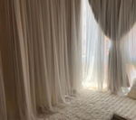 Rideaux élégants pour salon moderne, apportant une touche lumineuse et intime à votre espace. Ces rideaux longs et fluides créent une ambiance chaleureuse et raffinée, filtrant délicatement la lumière. Idéal pour un intérieur cosy et accueillant, transformant votre pièce en un lieu de détente et de style.