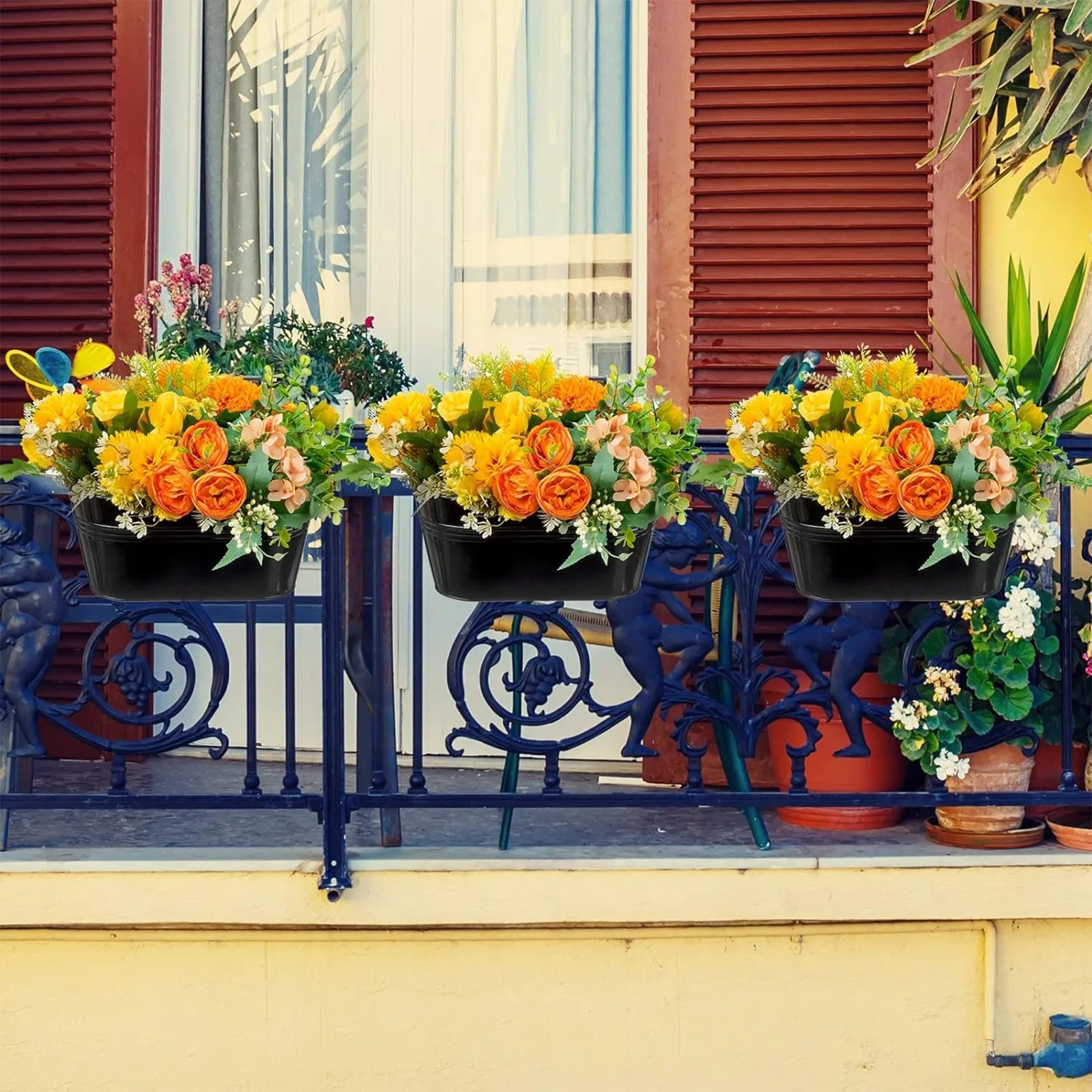 Pot suspendu avec plantes vertes sur un balcon