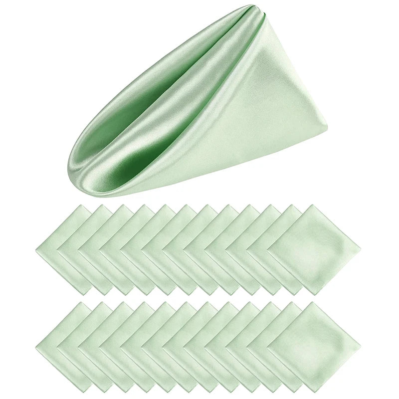 Un mouchoir de poche en satin vert clair plié avec soin pour compléter l'élégance d'une tenue.