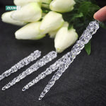 Guirlande de Noël ornée de glaçons artificiels acrylique près d'une fenêtre