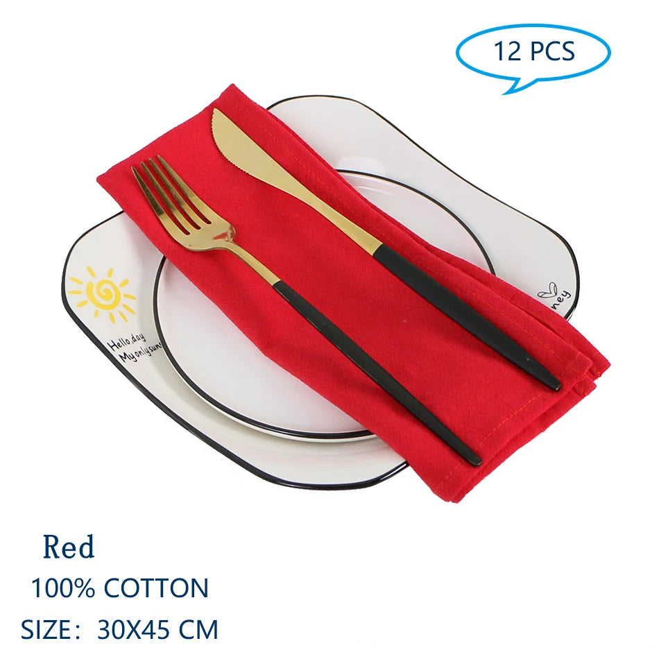 Nappe de table rouge en coton de 30 x 45 cm avec couvert en métal noir et doré.
