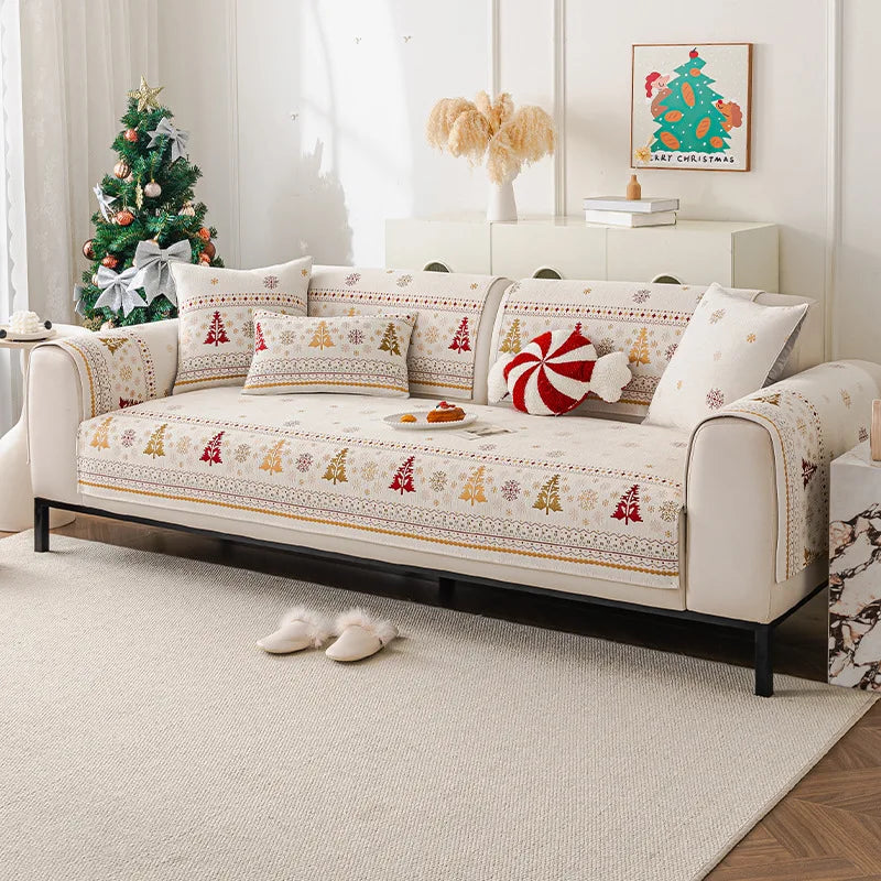 Élégant sofa blanc orné de motifs de Noël et décorations festives dans un salon confortable et lumineux.