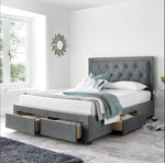 Tête de lit gris foncé avec draps blancs et coussins lavande