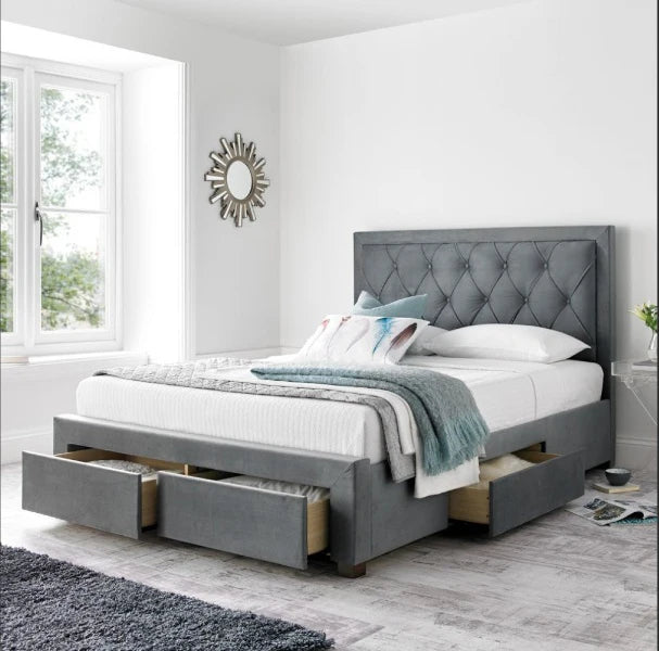 Tête de lit gris foncé avec draps blancs et coussins lavande