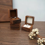 Boîte à bijoux en bois de noyer placée sur une coiffeuse décorative