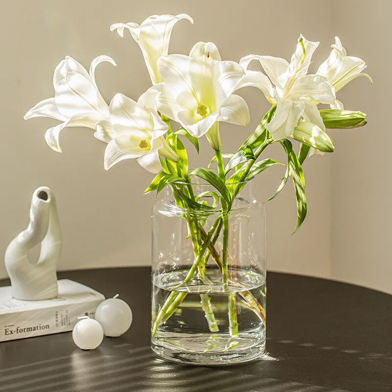 Vase court en verre avec bouquet de fleurs blanches
