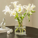 Vase court en verre avec bouquet de fleurs blanches
