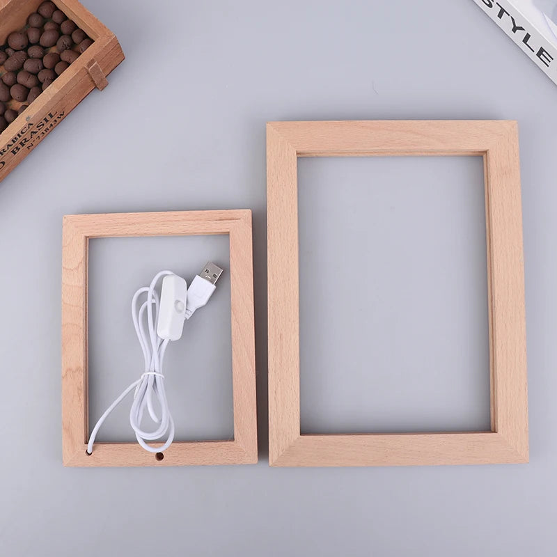 Cadre photo lumineux LED en bois couleur beige sur table de chevet
