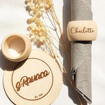 Anneau de serviette en bois avec serviette blanche
