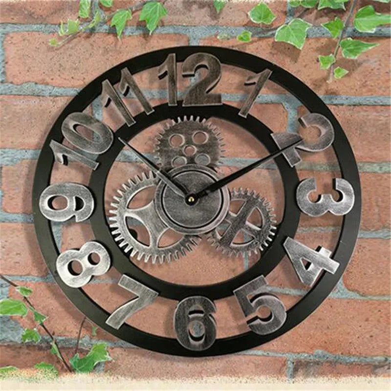 Horloge murale en bois accrochée dans un salon moderne