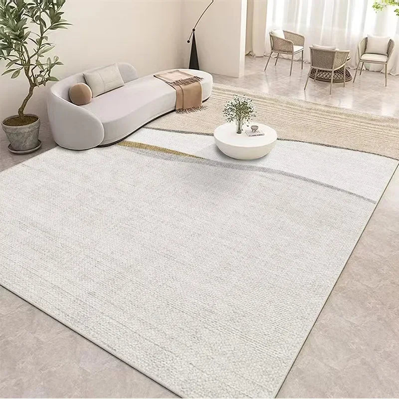 Un salon minimaliste et moderne aux teintes neutres, avec un canapé blanc, une table basse ronde et des plantes d'intérieur apportant une touche de nature à l'espace.