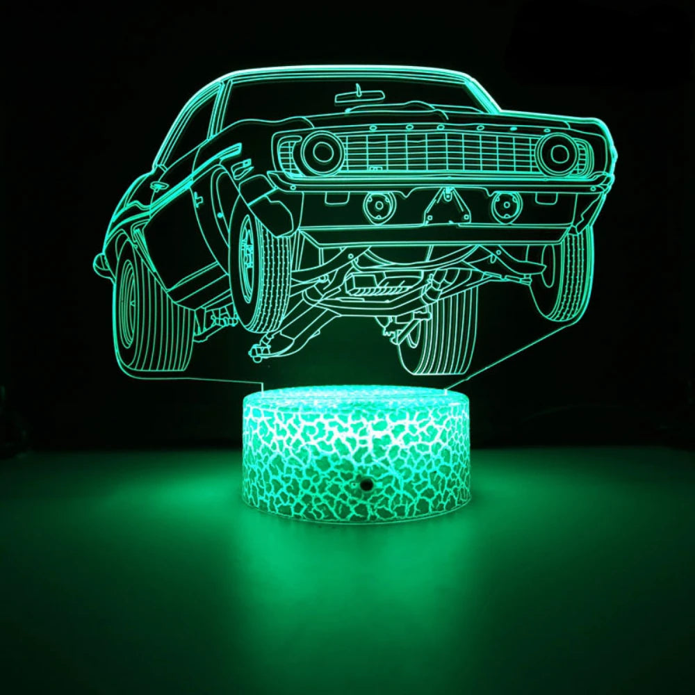Détail de la lampe de chevet en forme de voiture allumée en bleu