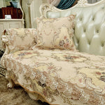 Ce lit à baldaquin dans un style élégant et décoratif présente un motif floral délicat sur des tons beiges et dorés, créant une ambiance raffinée et romantique dans la chambre.