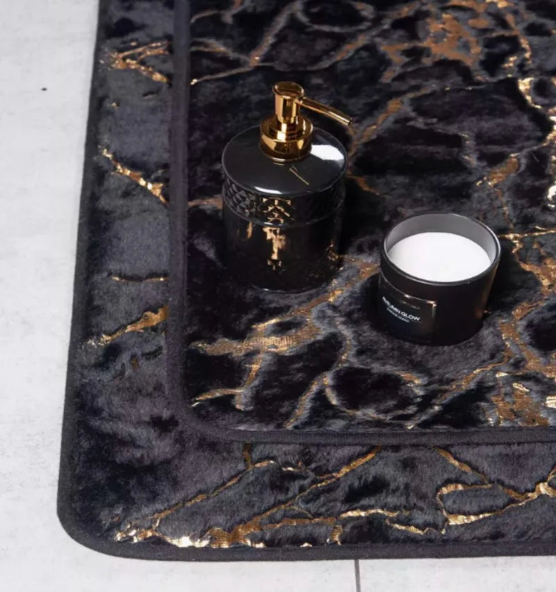 Tapis de bain en fourrure douce blanc dans une salle de bain lumineuse
