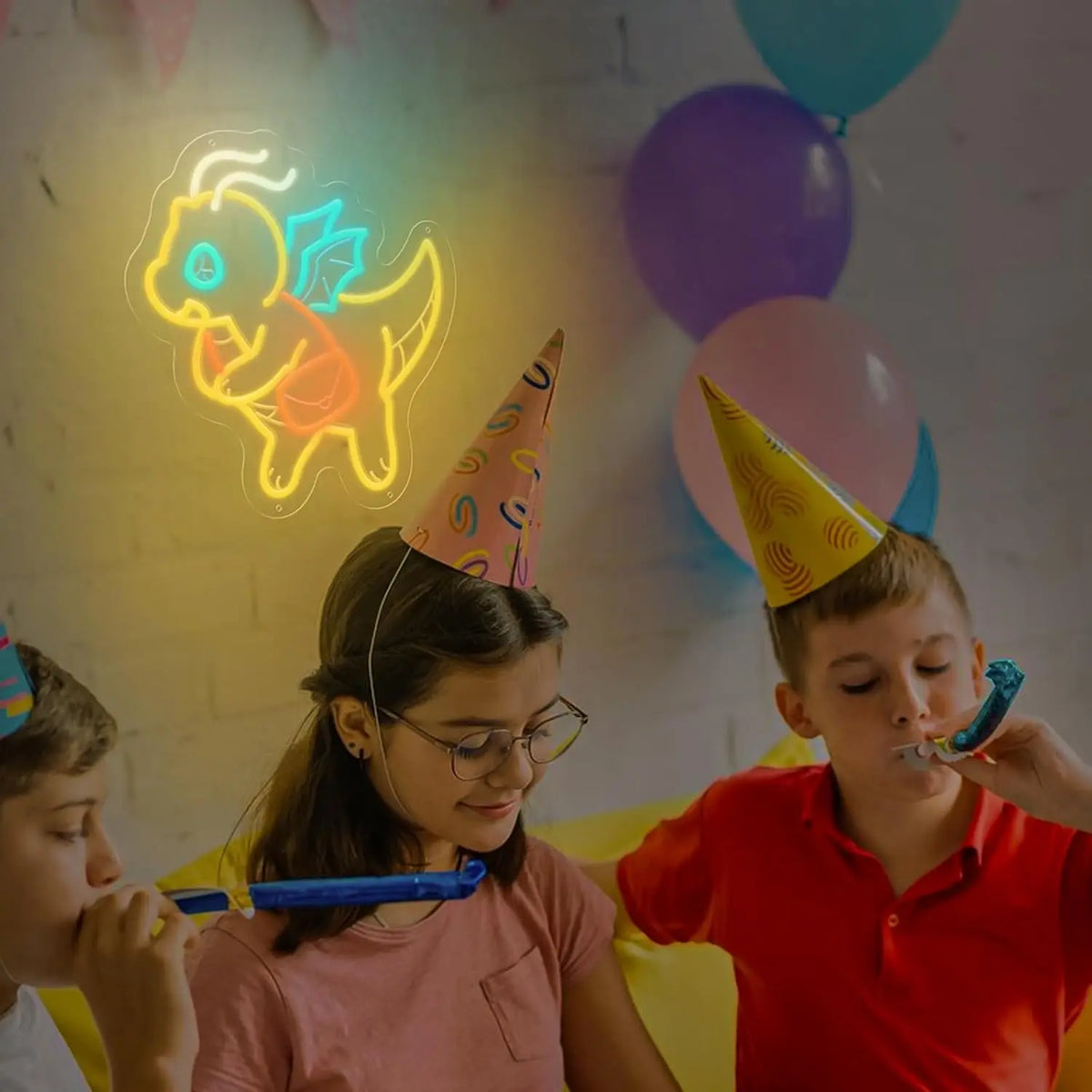 Lampe néon dinosaure dans chambre enfant avec décoration coordonnée