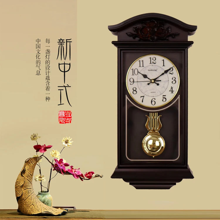 Horloge murale antique installée dans un salon moderne