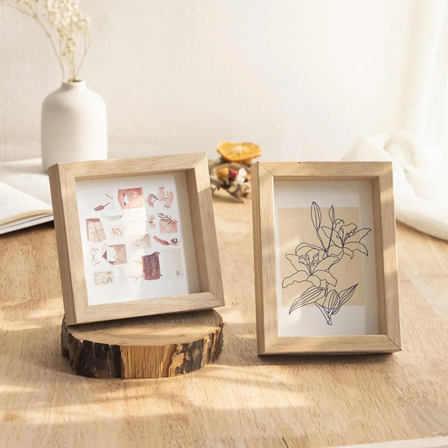 Cadre photo rectangulaire en bois dans un salon décoré