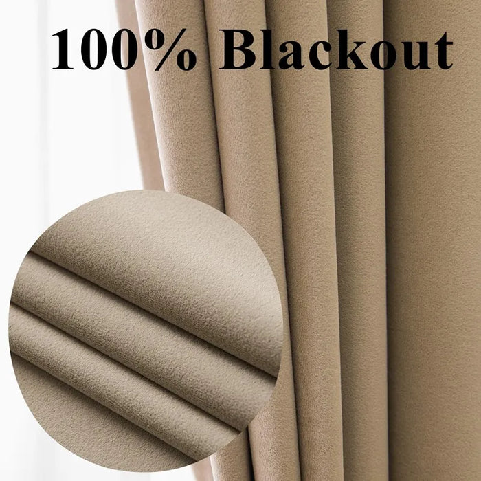 Rideau occultant beige velours dans un salon moderne