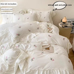 Housse de couette brodée roses beige sur lit