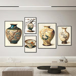 Cette magnifique collection de vases ornés de motifs floraux et de paysages japonais traditionnels apporte une touche d'élégance et de raffinement à tout intérieur.