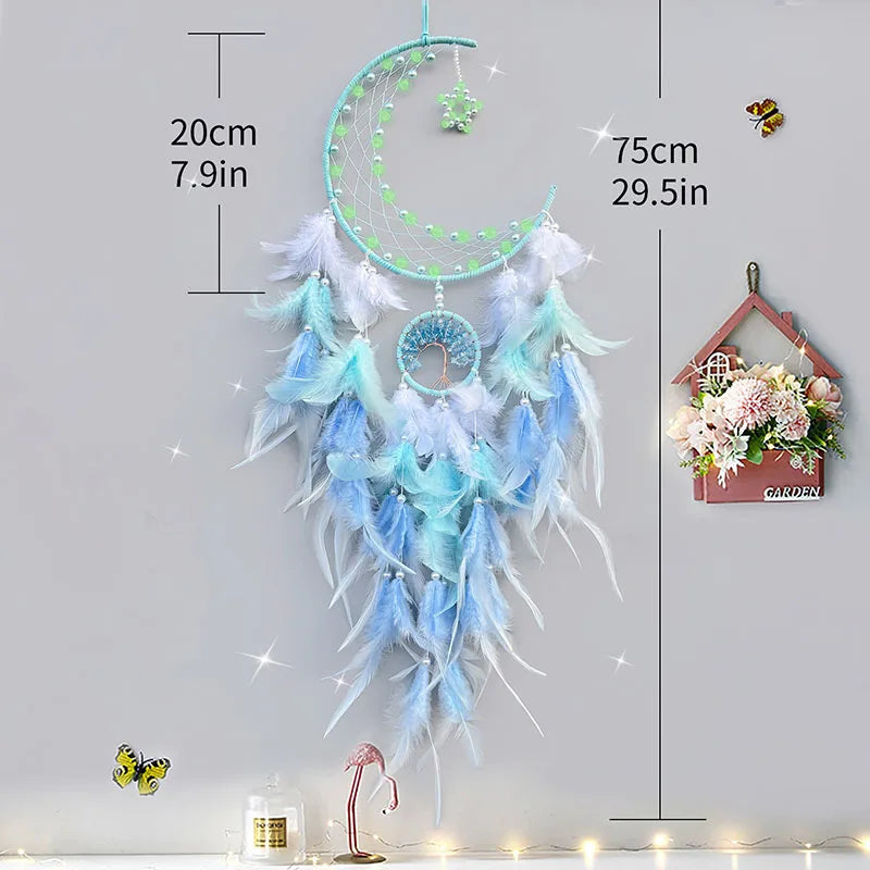 Dreamcatcher décoratif en plumes bleu ciel, lune et flocon de neige avec ornements lumineux.