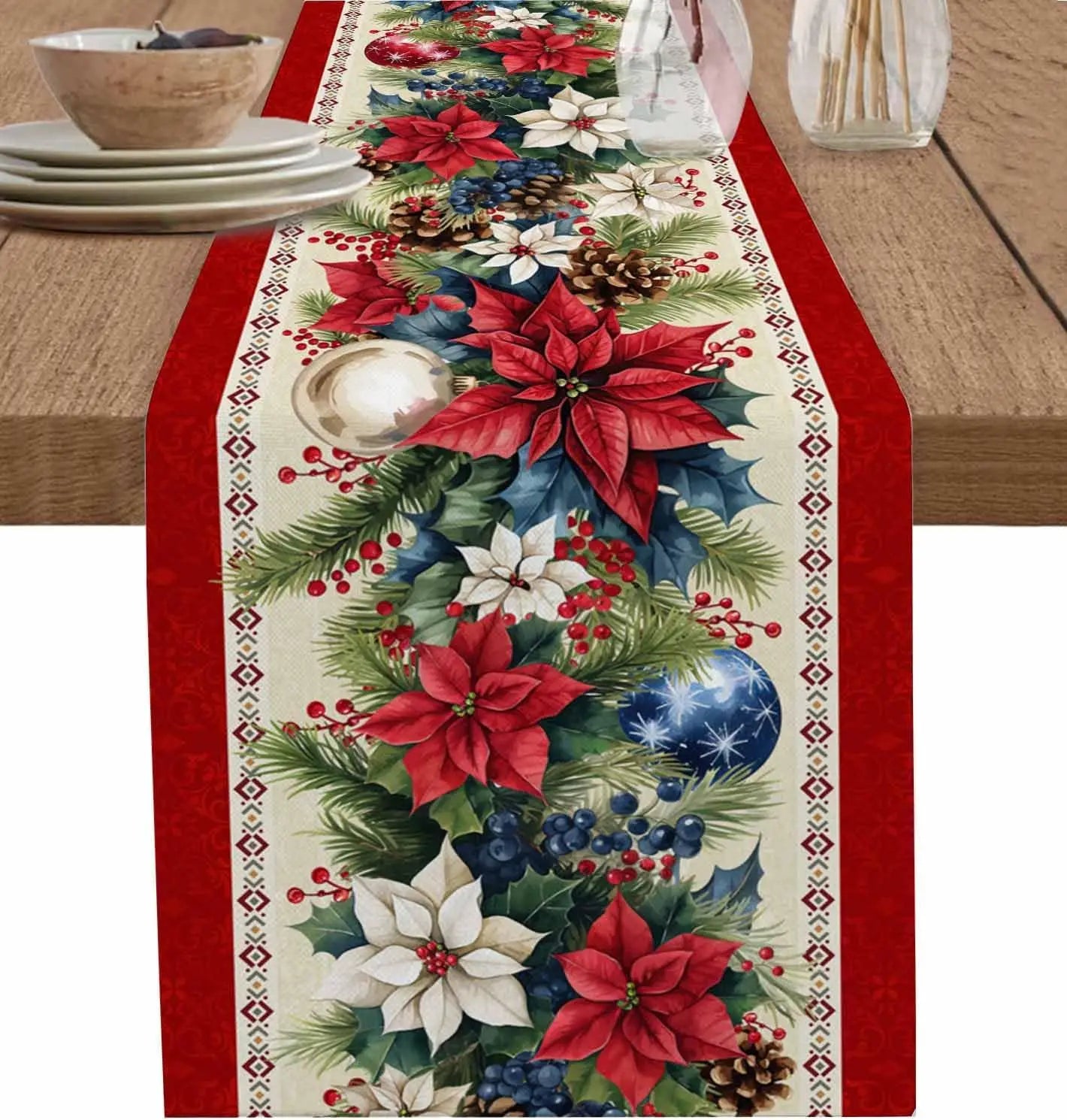 Élégant chemin de table orné de fleurs de poinsettia rouges, de baies, de pinecones et de motifs festifs, créant une atmosphère chaleureuse et invitante pour la période des fêtes.