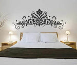 Sticker tête de lit baroque fleurs noires sur mur blanc