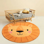 Un tapis rond en forme de tête de lion et un canapé en rotin avec des coussins décoratifs dans un intérieur chaleureux et confortable.