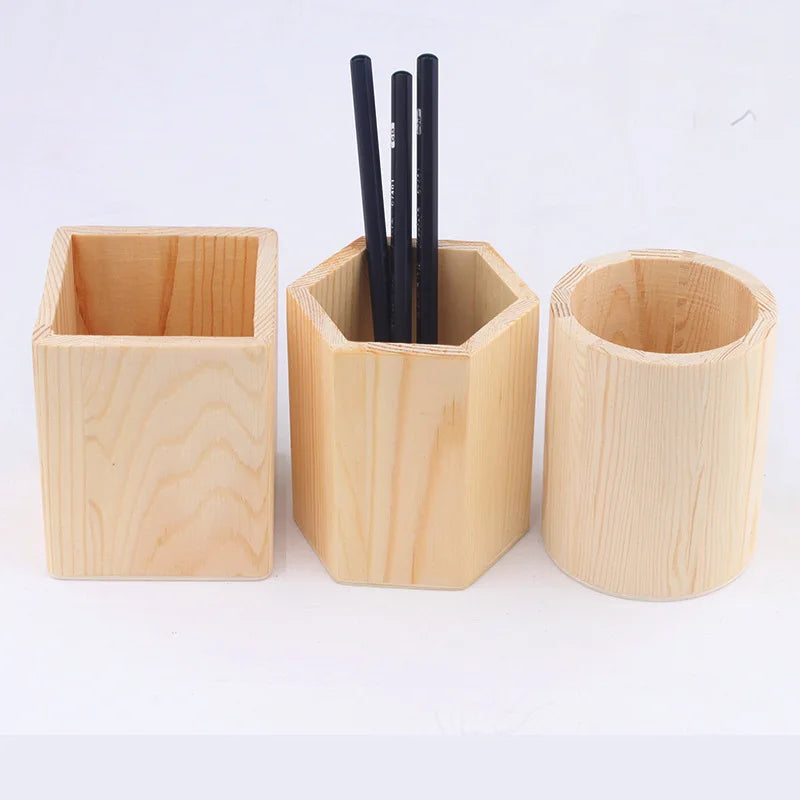Porte-crayons bois carré rouge sur bureau