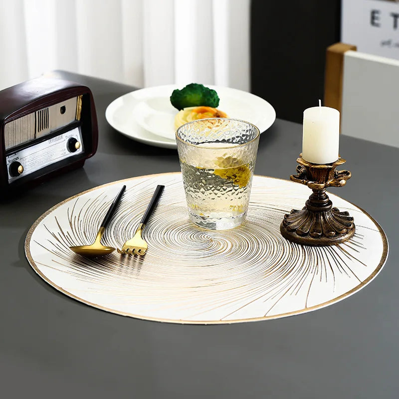 Set de table rond en vinyle sur une table en bois avec décoration festive