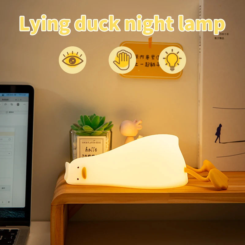 Veilleuse canard couché tactile bleue sur table de chevet