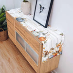 L'image montre un meuble de rangement en bois avec un joli motif automnale représentant des citrouilles, des animaux et des feuilles.