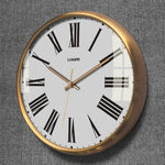 Horloge murale en bois massif dans une chambre à coucher