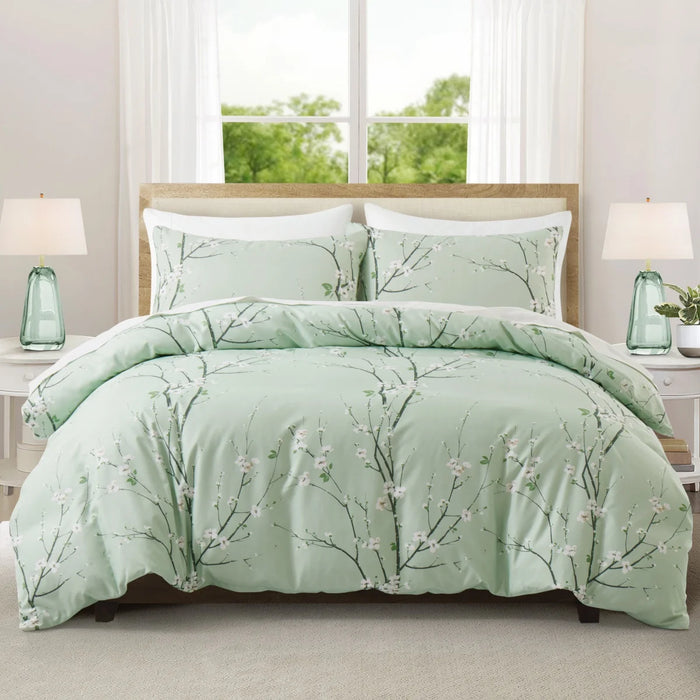 Housse de couette florale vert sauge avec motif fleur de prunier sur lit