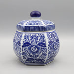 Pot de céramique décoratif orné de motifs floraux bleus et blancs.