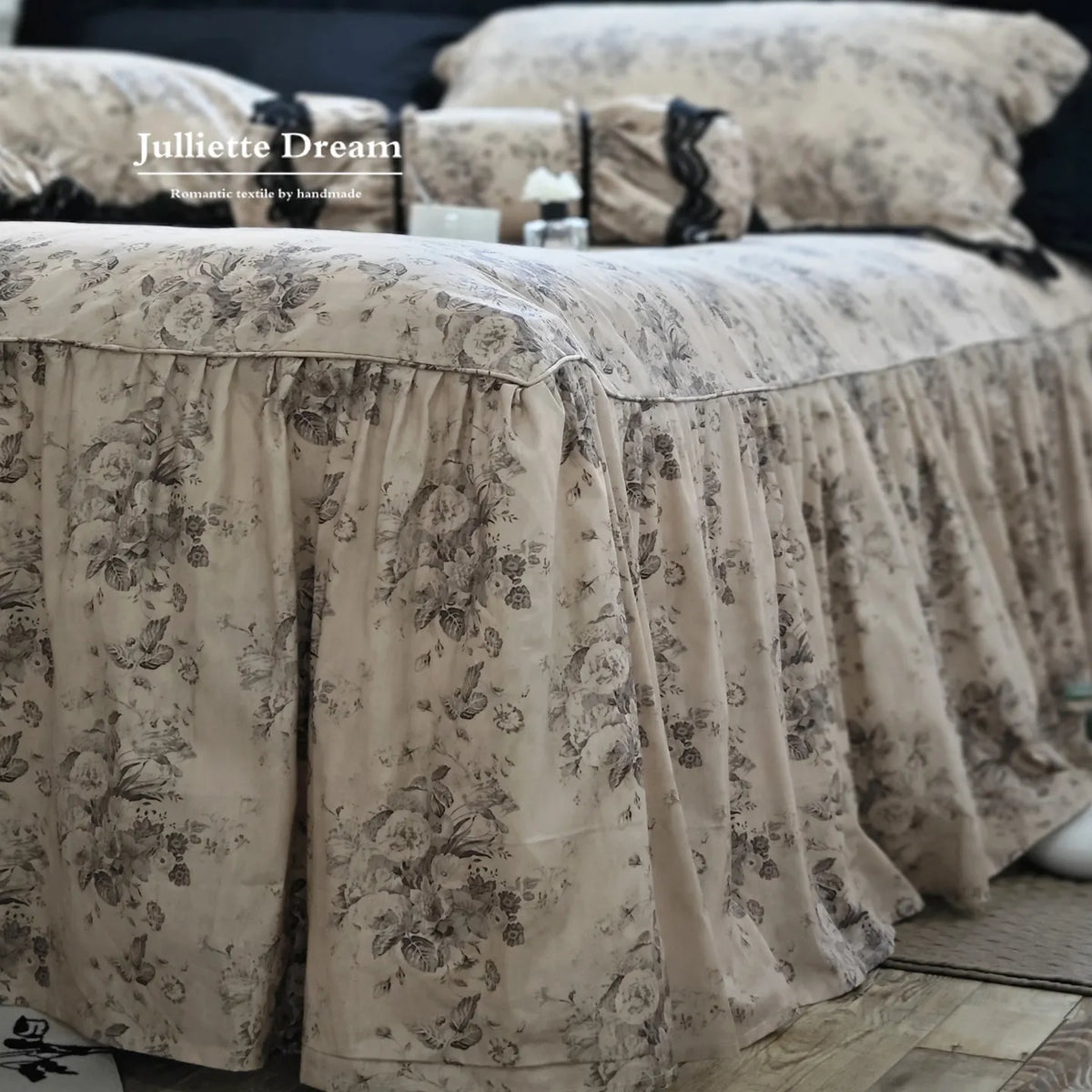 Taie d'oreiller assortie motif floral noir et rose