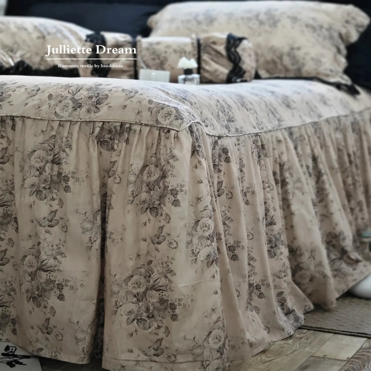 Taie d'oreiller assortie motif floral noir et rose