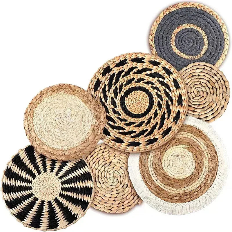 Collection de dessous de plat ronds en fibres naturelles tressées avec motifs géométriques en noir et blanc.