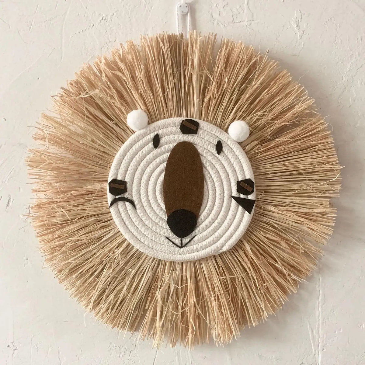 Détail du tressage de la décoration murale en paille