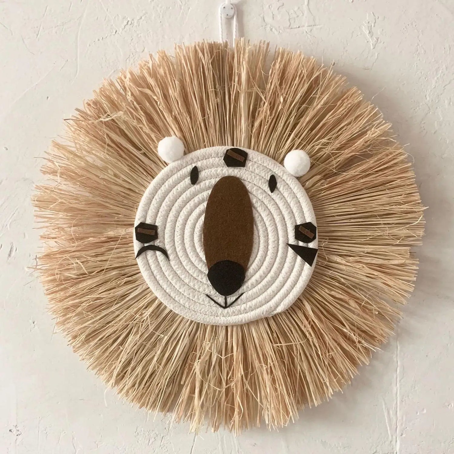 Détail du tressage de la décoration murale en paille